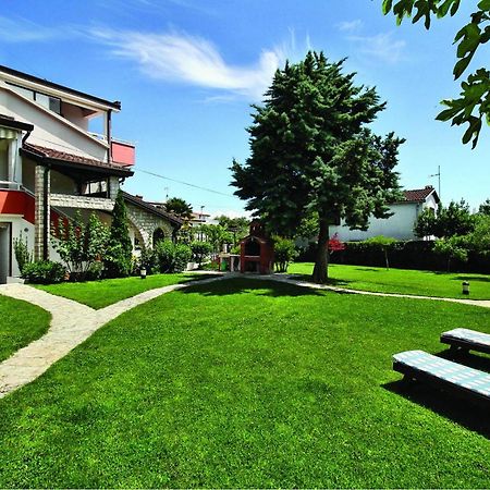 2 Bedroom Beautiful Apartment In Savudrija Kültér fotó
