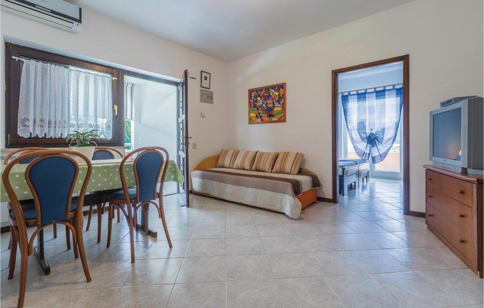 2 Bedroom Beautiful Apartment In Savudrija Kültér fotó