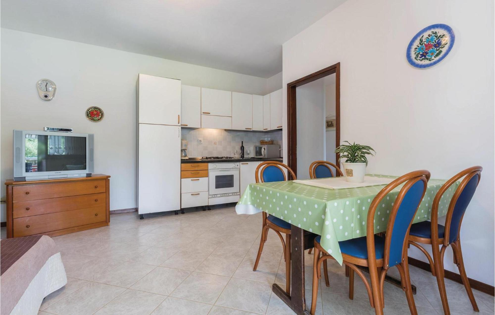 2 Bedroom Beautiful Apartment In Savudrija Kültér fotó