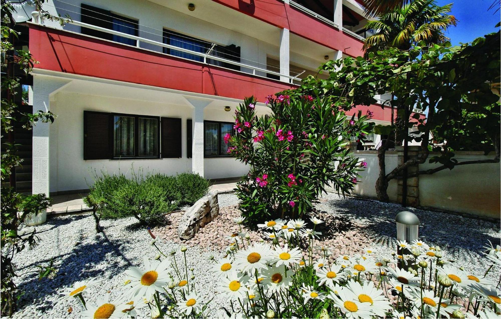 2 Bedroom Beautiful Apartment In Savudrija Kültér fotó