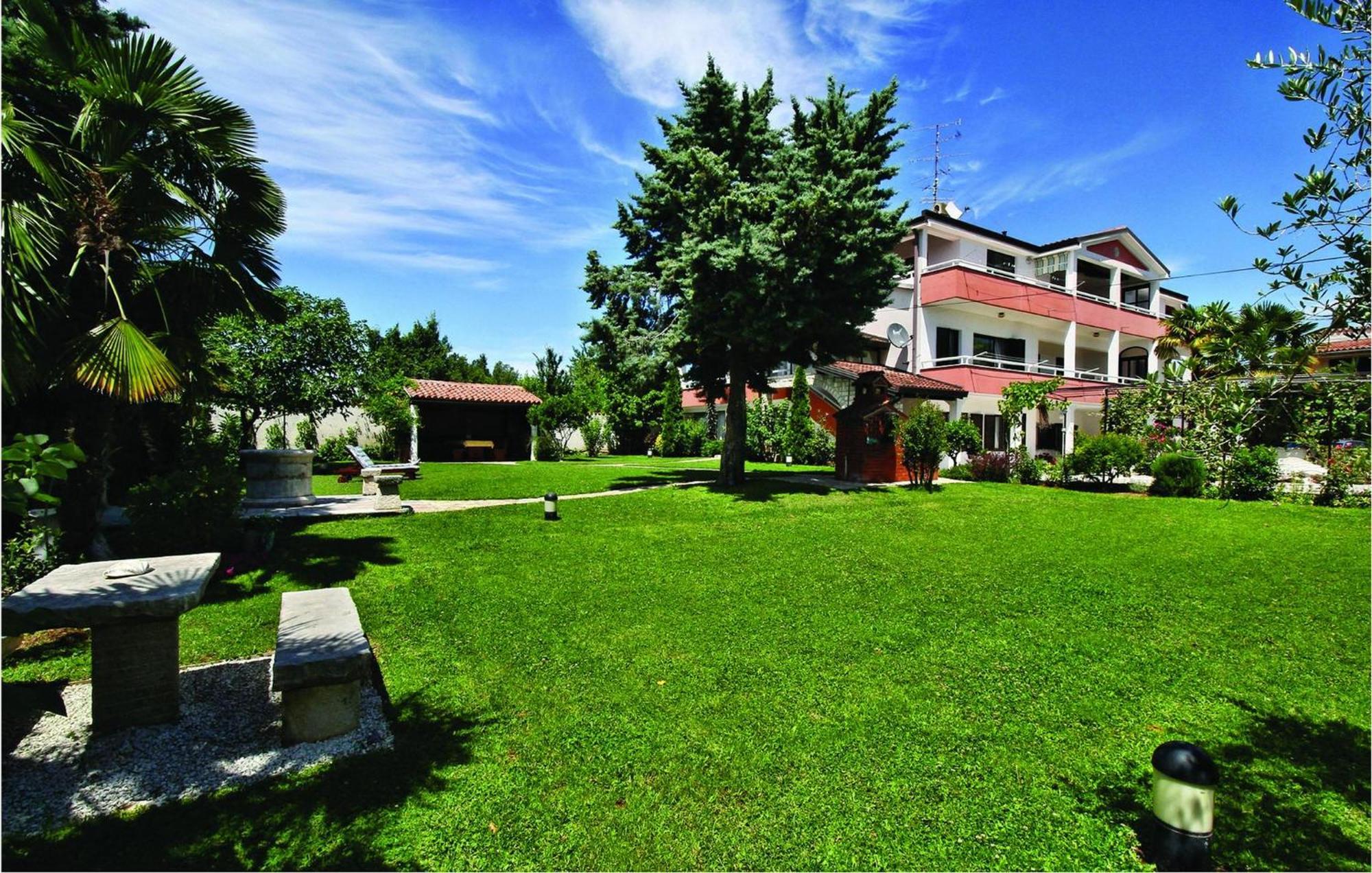 2 Bedroom Beautiful Apartment In Savudrija Kültér fotó