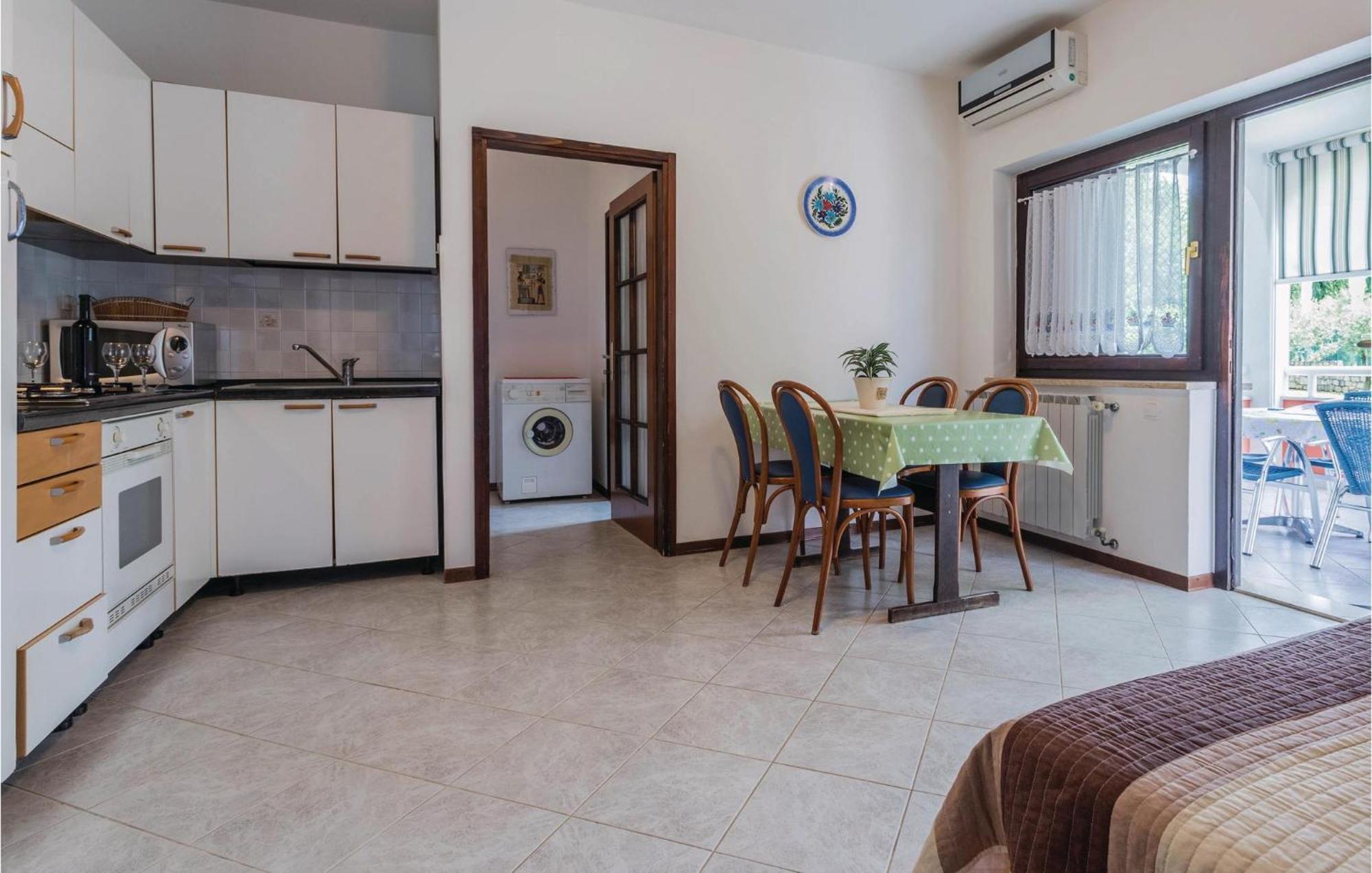 2 Bedroom Beautiful Apartment In Savudrija Kültér fotó