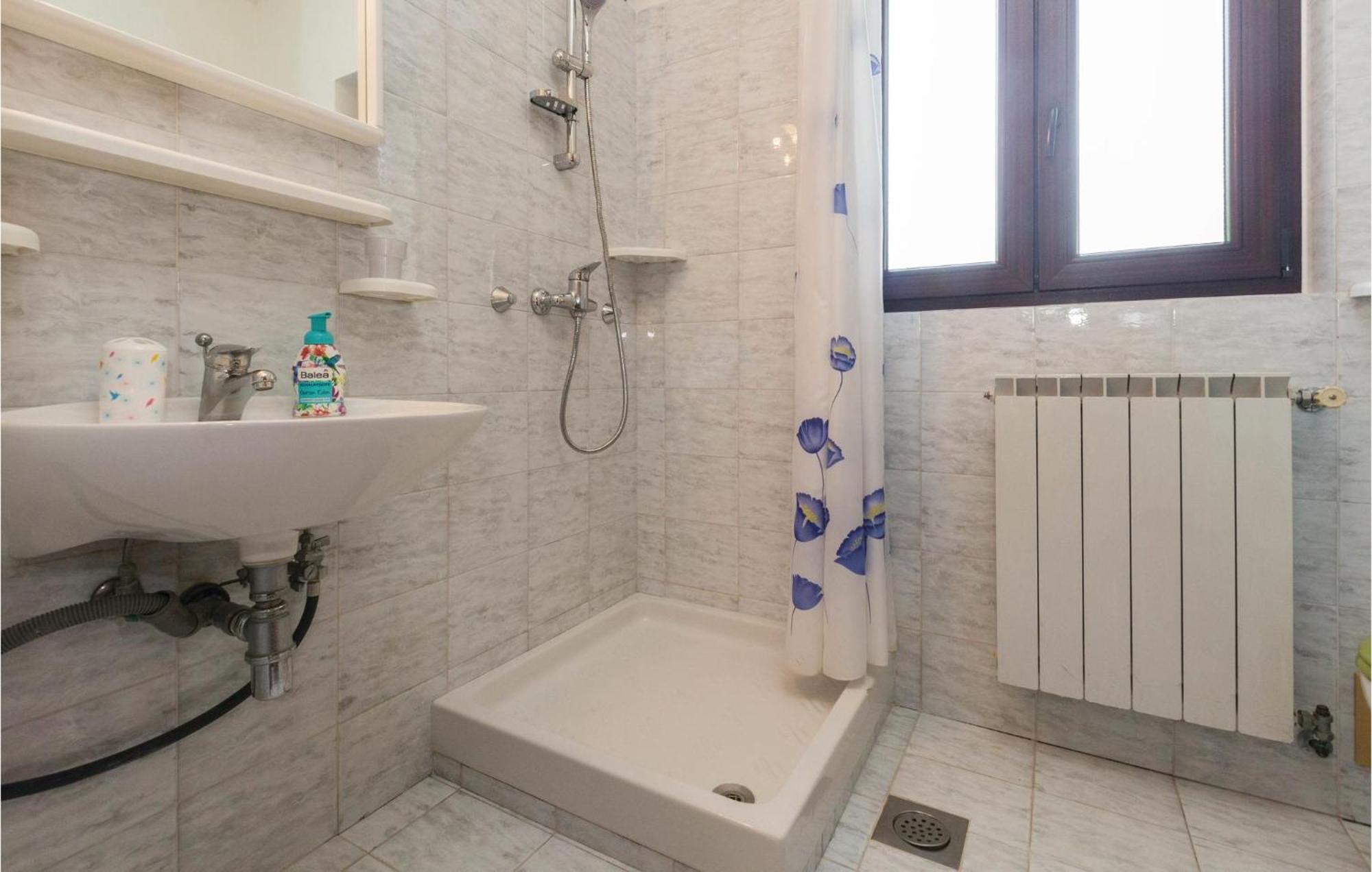 2 Bedroom Beautiful Apartment In Savudrija Kültér fotó