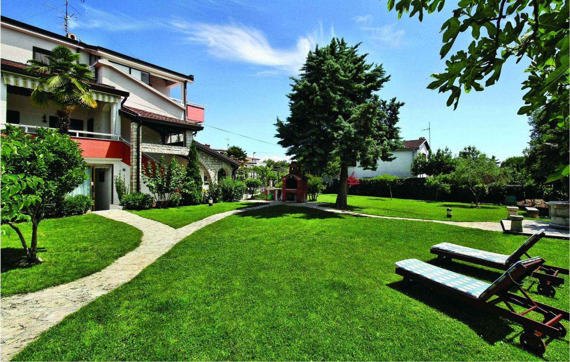 2 Bedroom Beautiful Apartment In Savudrija Kültér fotó